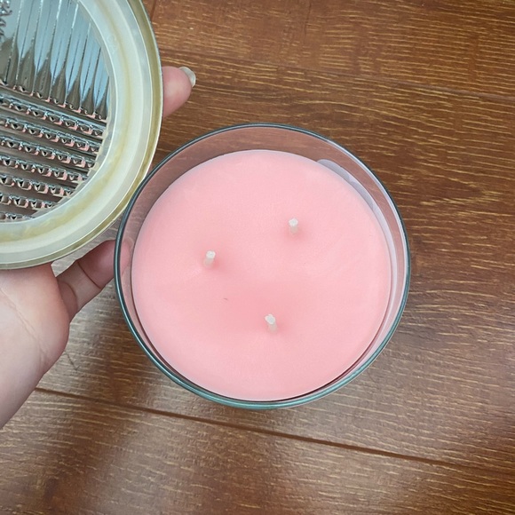 bath and body works candle in peach bellini - Picture 3 of 3